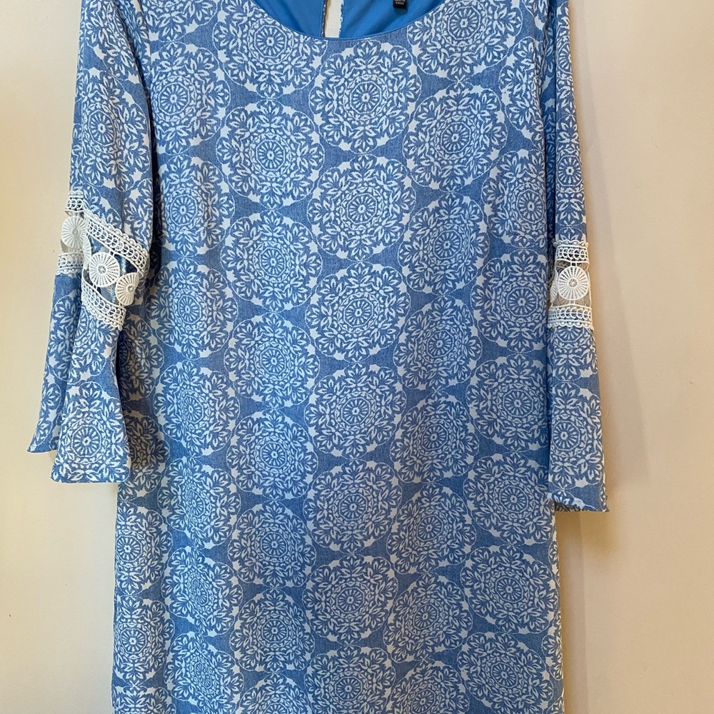 Luxology size 10 knee length bell sleeve dress for spring and summer